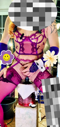La sexy lingerie trans latina cammina all'aperto con dentro un dildo nel culo