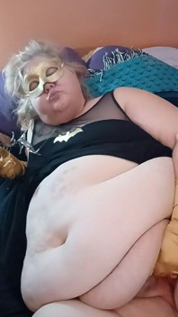 그녀의 황금 장갑을 끼고 자위하는 뚱뚱한 박쥐 소녀!