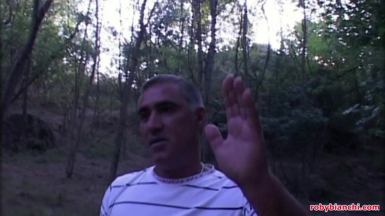 Topax Film Production: Włoski amator: Zdzirowata milf dostaje tyłek jebana w lesie