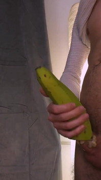 Domácí banánová hračka pro orgasmus a sperma