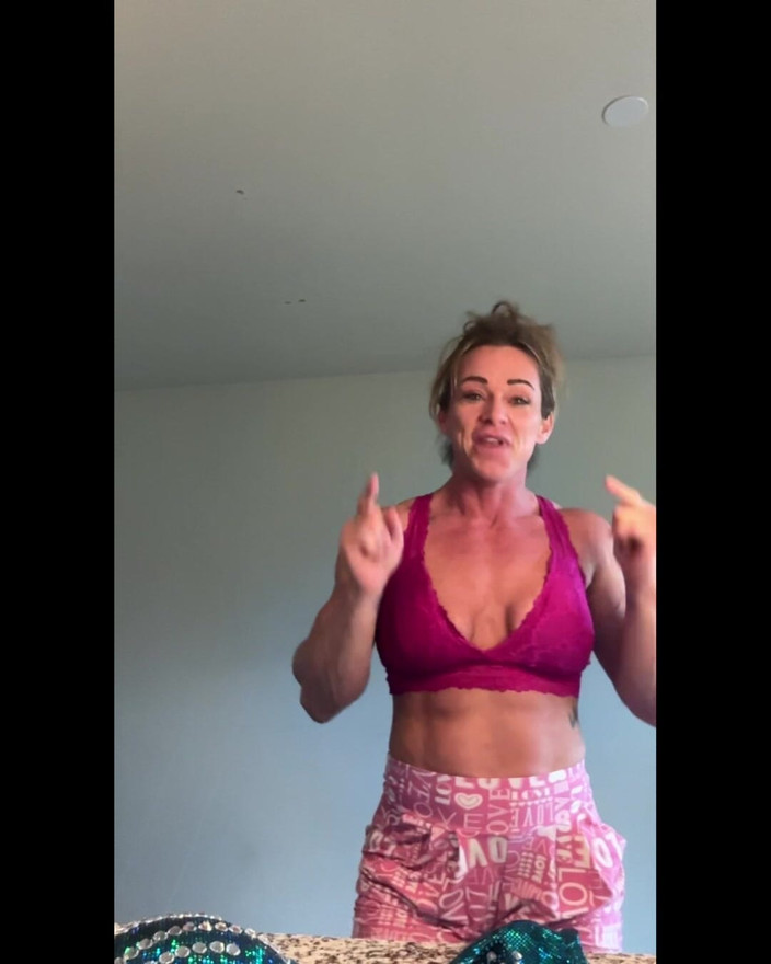 Simone Steele: Pose pose com Simone Steele