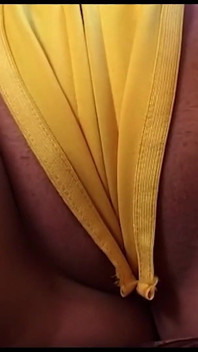 Betsy Rue suce une bite pendant qu’une énorme bite se mouille au fond de sa chatte excitée