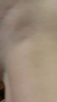 自然のおっぱいを持つこの角質ブルネットは、官能的にそれらを吸ったり舐めたりして、硬いコックで遊ぶことを楽しんでいます