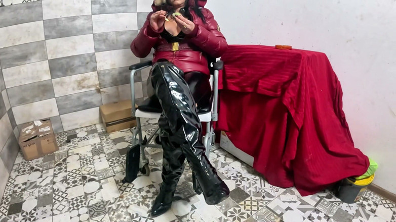MilfyCalla: 버려진 방에 있는 휠체어 라텍스 밀프. 2020년 7월 19일 10시 2020