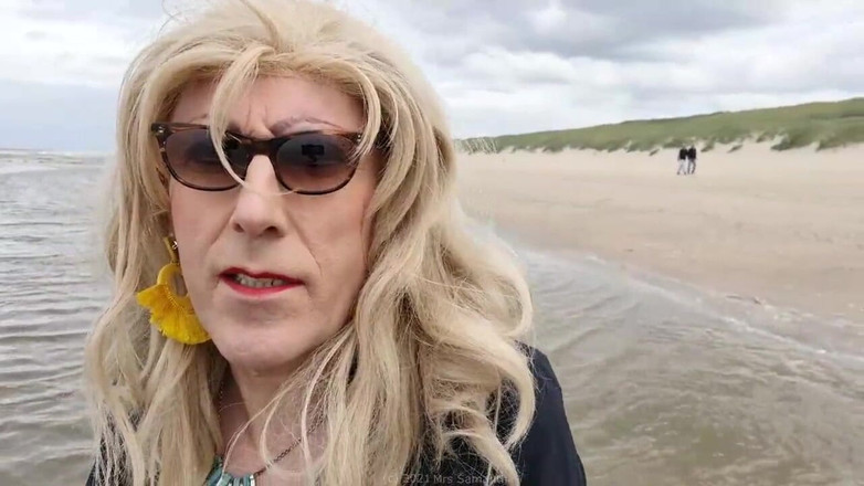 Mrs Samantha: Pani Samantha Idzie na spacer po plaży