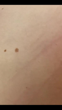 Hy vọng bạn thưởng thức con cu giả lớn màu đỏ của tôi trượt rất dễ dàng lên mông của tôi