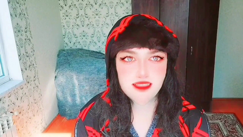 Kitty_Cross: Wunderschöne trans-schönheit bürstet die haare im runden spiegel