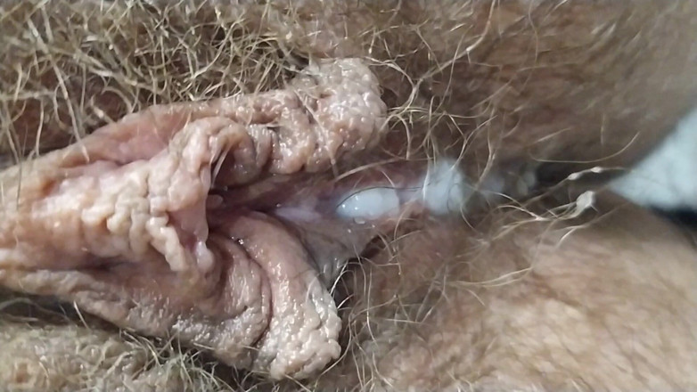 Milky Mari: Vrouwelijke pov: Ik liet mijn stiefvader mijn harige tienerkutje creampie...