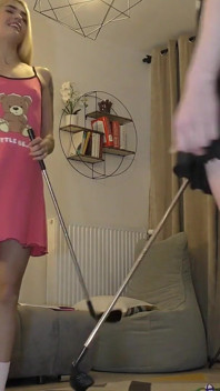 Hete en sexy minigolfmeisjeswedstrijd in een aftrekuitdaging om een pik klaar te laten komen eerste spel