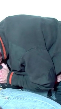 Velký zralý muž šuká kundičku a lízání kundičky v poloze 69