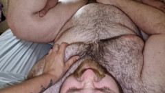 Osoychaser: Sexo a três de homens gordos peludos chupam paus um...