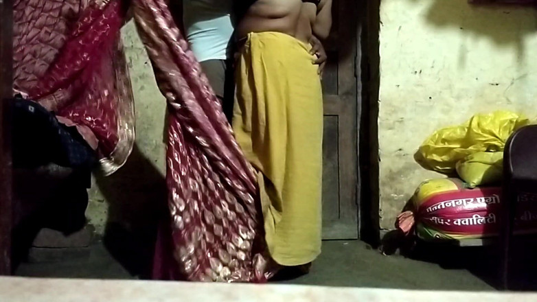 Desi_bhabhi121: युवा भारतीय जोड़ा चुंबन