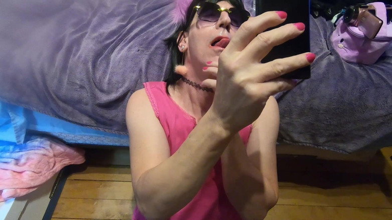 Daphne Desire: Daphne поливает сперму на ее лицо и трет это повсюду по губам