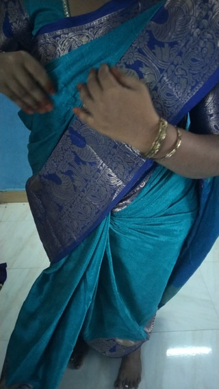 Tamil lesbian: Ateşli sari giyiyor