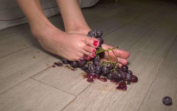 Foot Fetish 4K | By Taworship: Esmagando uvas