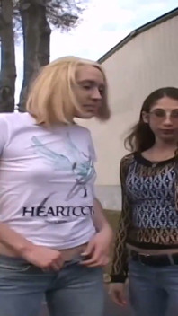 Melhores amigas mostrando a bunda e a buceta ao ar livre