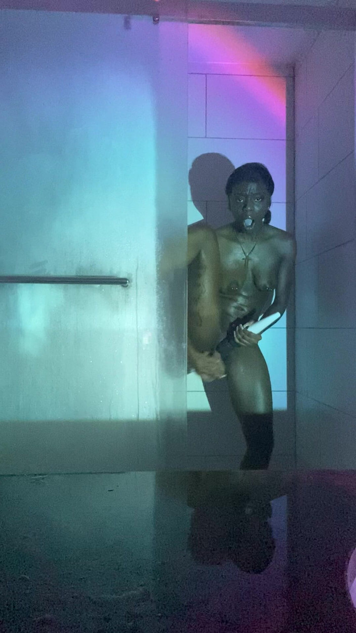 Majesty Nasty: Темношкіра має проникнути в душ, щоб пограти зі своєю пиздою