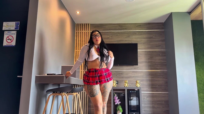 AlejandraGarciax: Duża studentka pozwala sobie napełnić tyłek mlekiem, żeby zdać kurs