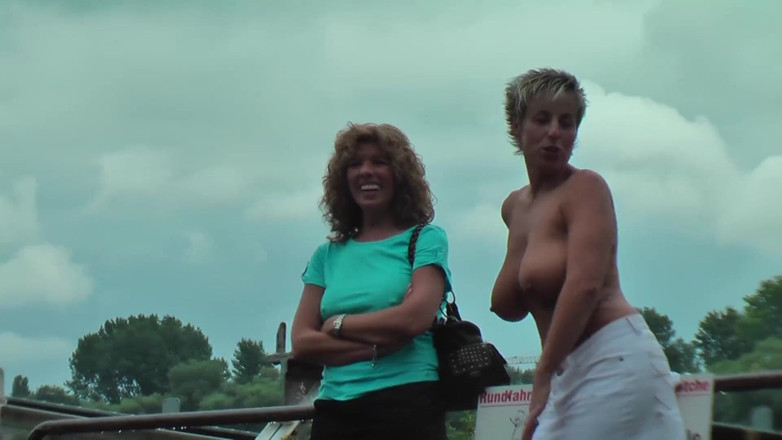 Lesbian Stories: Peitudas milfs estão dando prazer às suas bocetas molhadas