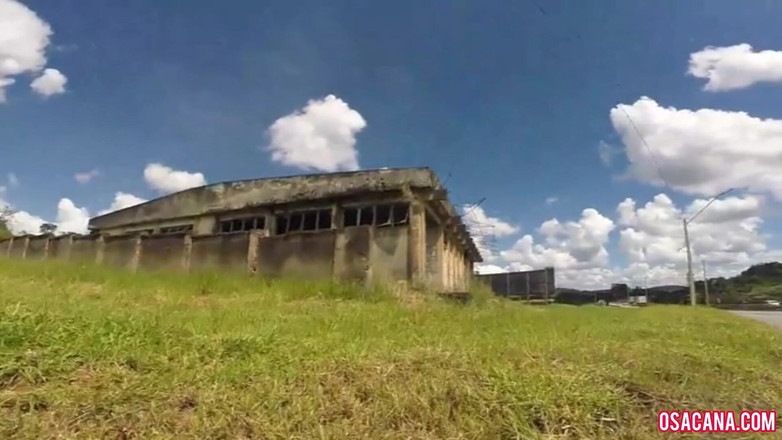 World Gay: 나는 벽을 뛰어넘어 흔들리는 창고에서 자위했다