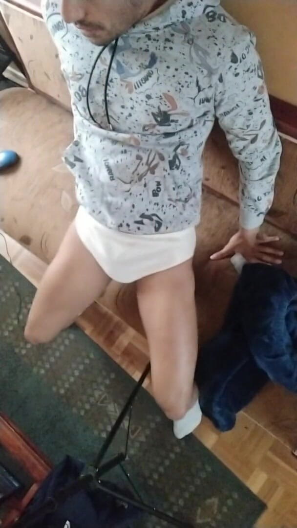 trebol_Jess: Latino Makes Sensual Movements to The Camera and Masturbates