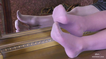 Mistress Legs: Mistress Legs ในกางเกงน่องสีเนื้อทึบแสง