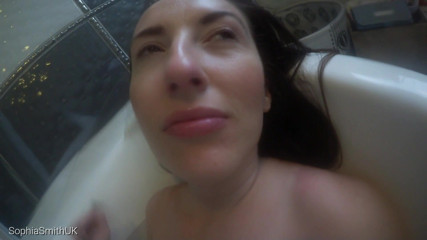 SophiaSmithUK: Kissing your girlfriend in the bath