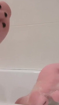 Degete într-o baie cu bule