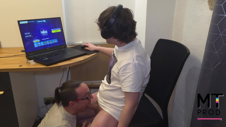 MT gay prod: Üvey babasının kıçını kırmak için Fortnite'ı bırakıyor!