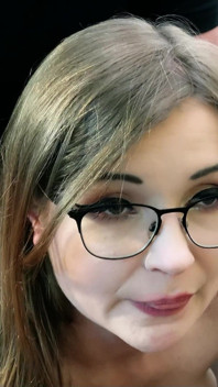 Niemiecka harcerz - niemiecka studentka małych okularów mała Emily podnosi się i rozmawia z castingu jebanie