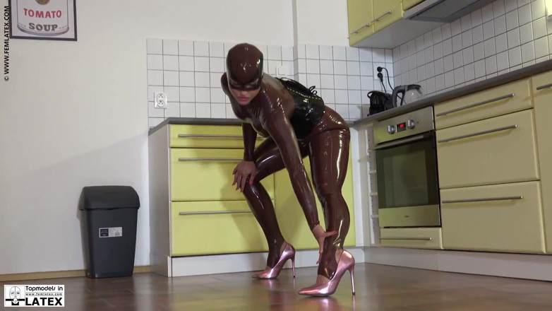 Fem Latex: ตุ๊กตาเลเท็กซ์ช่วยตัวเอง