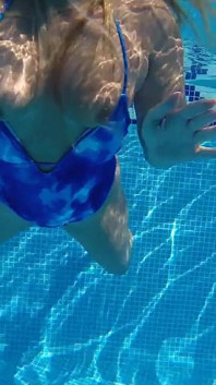 Mit Neuem Badeanzug Im Pool