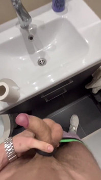 Spelen met mijn kont eindigt in klaarkomen onder de douche