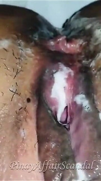 ピネイのタイトで滴る濡れた膣