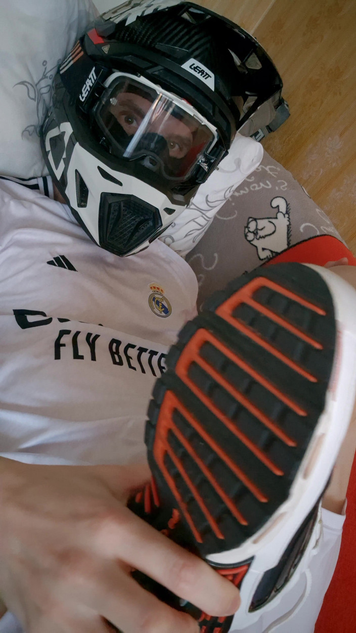 Sneakersmax98: Il ragazzo indossa un'uniforme da calcio e mi sborra mattutina