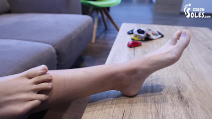 Czech Soles - foot fetish content: Barangan mainan panjang memegang dan bermain belon