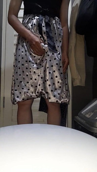 Crossdresser mrdka na sobě saténové hedvábné polkadot šaty s hedvábnou podšívkou