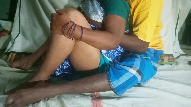 Desi Sathiya: Suami istri imut desi India menikmati momen romantis