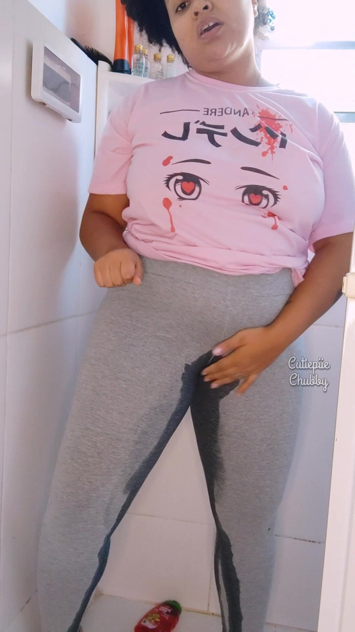 Cutiepiie Chubby: BBW-ebenholz pinkelt auf leggings
