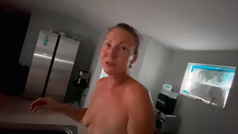 Farmers Wifey: Sidik kraliçesi idrarını mutfak tezgahından sığlıyor