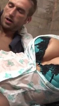 Tatlı hatun banyoda amını sikiyor
