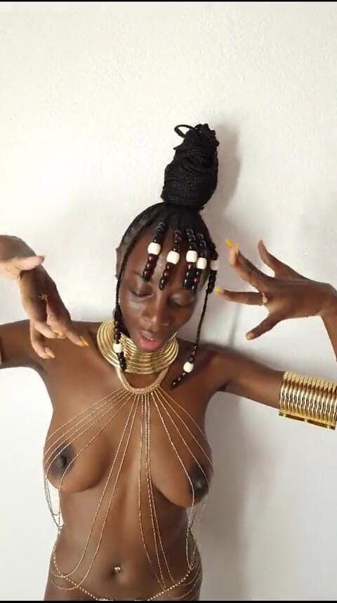 Missblackreey: Une déesse africaine ultra sexy danse