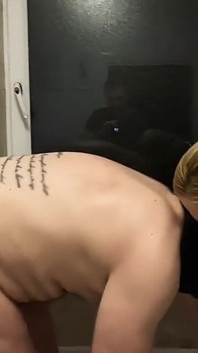 Domina-anal-schlampe mit strap-on am spieß in der dusche