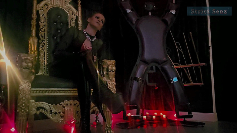 Strict Senz: Stina stone si majikan dominan lagi asik dudukin muka majikan...