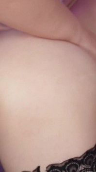 Gagica cu fundul mare nu este suficient orgasm de la anal și spermă în gură, ea își bate fericită păsărica cu degetele