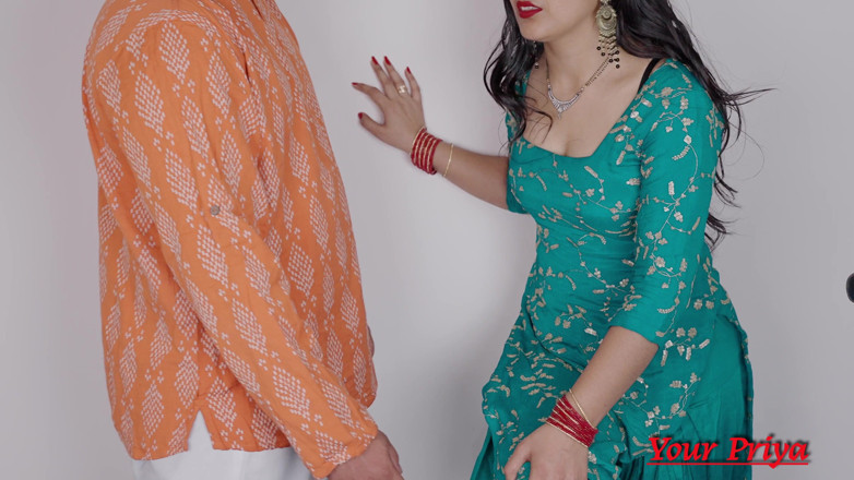 Your Priya: Beau-père excité, footjob et branlette