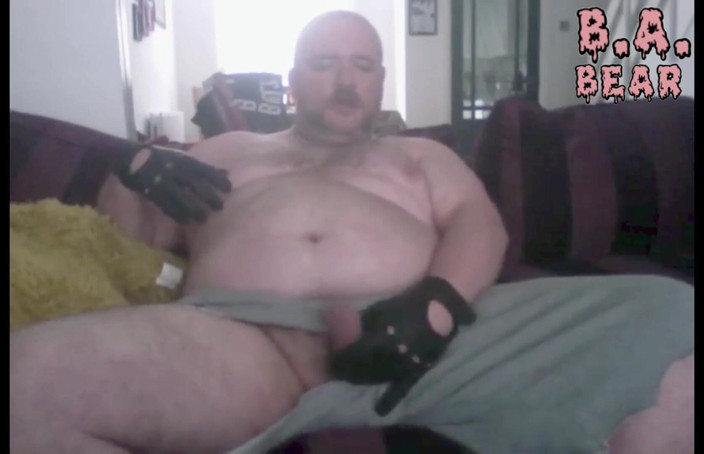 B A Bear: Il patrigno si masturba con i suoi guanti di pelle...