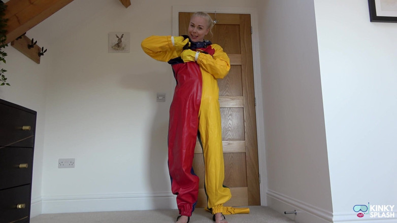 UKCuteGirl Lucy Lauren: Dubbellaags Pvc Rainwear &amp; Wetsuit: doorweekt, zeepachtig douchespel