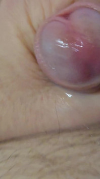 Une femme mature se branle et jouit