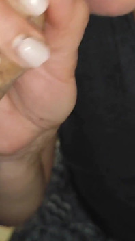 İtaatkar üvey anne olgun orta yaşlı seksi üvey oğlu yarağını siliyor ve dölünü yutuyor